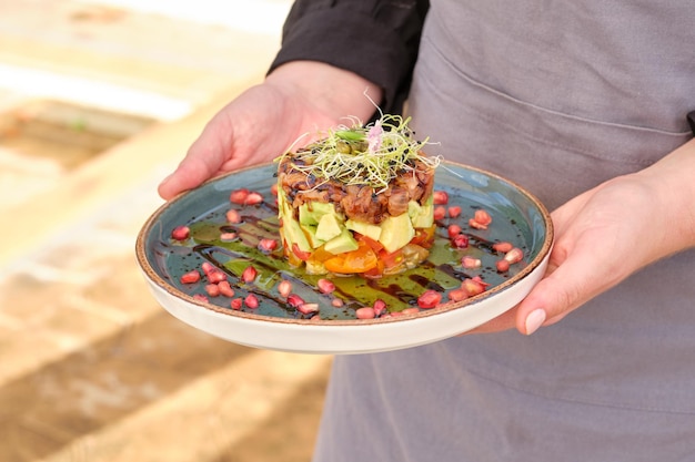 šéfkuchár pripravujúci jedlo